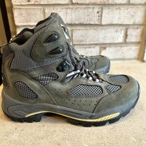 Olive Colored NWOT Vasque Boots